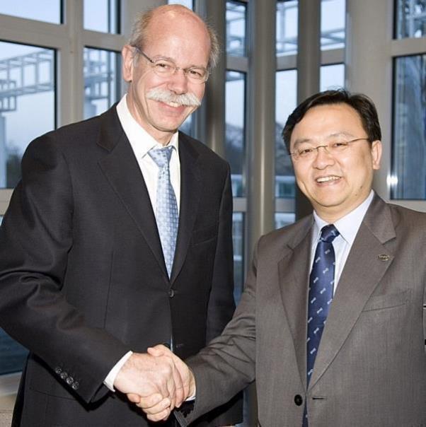 Dr. Dieter Zetsche, Vorstandsvorsitzender der Daimler AG und Leiter Mercedes-Benz Cars sowie Wang Chuan-fu, Chairman und President von BYD Company Limited bei der Unterzeichnung einer Absichtserklärung für eine Technologiepartnerschaft.